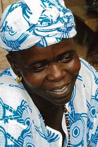 Porträt einer Fatou, einer Frau aus Gambia.