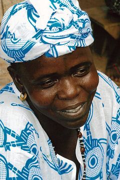 Portret van een Fatou een Gambiaanse vrouw. van Ineke de Rijk