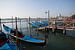 Gondoles dans le Grand Canal de Venise sur Joost Adriaanse