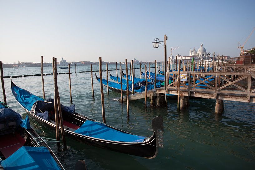 Gondeln im Canal Grande von Venedig von Joost Adriaanse