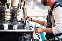 Kop koffie gemaakt door vintage barista 