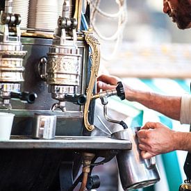 Kop koffie gemaakt door vintage barista  van Fotografiecor .nl