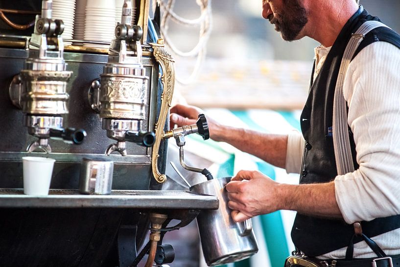 Kop koffie gemaakt door vintage barista  van Fotografiecor .nl