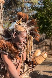 Medizinmann aus Namibia. von Cees van Vliet