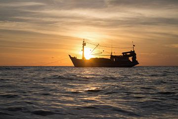 Schip bij zonsondergang van Anne Zwagers