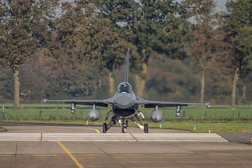 Nur ein wenig mehr Geduld... Eine F-16 der Königlichen Niederländischen Luftwaffe rollt an den Anfan von Jaap van den Berg