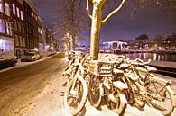Besneeuwde fietsen in Amsterdam Nederland van Eye on You thumbnail