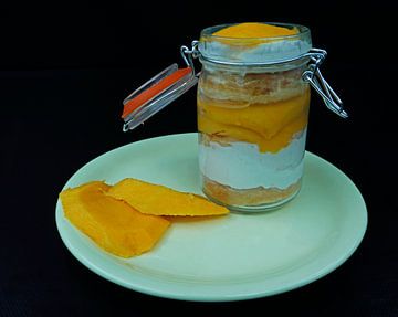 Mango-Joghurt-Sahne-Bisquit und frische Früchte im Glas