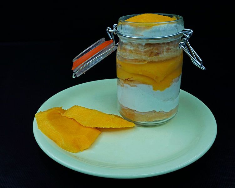 Mango-Joghurt-Sahne-Bisquit und frische Früchte im Glas von Babetts Bildergalerie