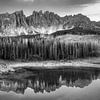 Bergsee in den Dolomiten in schwarzweiss. von Manfred Voss, Schwarz-weiss Fotografie