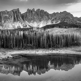 Lac de montagne dans les Dolomites en noir et blanc. sur Manfred Voss, Schwarz-weiss Fotografie