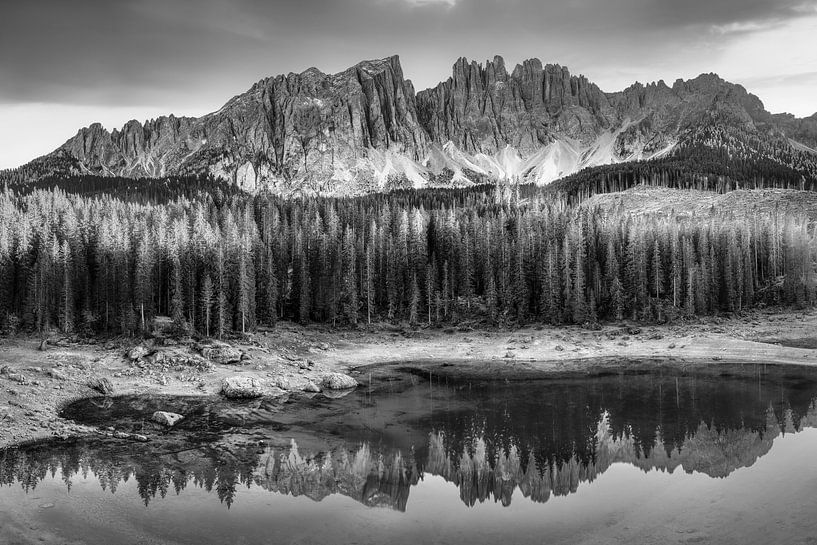 Bergmeer in de Dolomieten in zwart en wit. van Manfred Voss, Zwart-Wit Fotografie