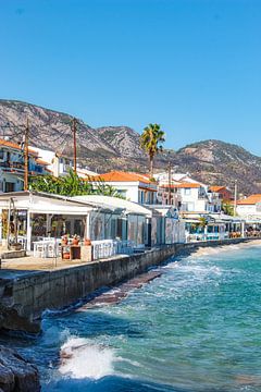 Het stadje Kokkari op Samos van Linda Herfs