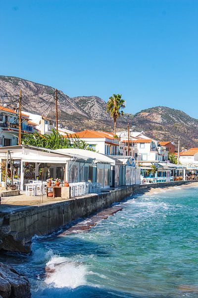 Die Stadt Kokkari auf Samos von Linda Herfs