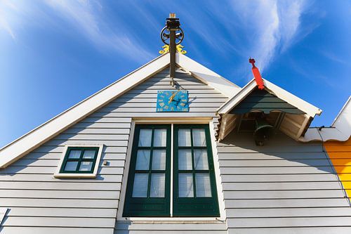 Kleurige gevel met klok in Zoutkamp 