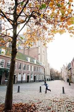 Pieterskerk in Leiden in herstlicht van Annemarie Rikkers