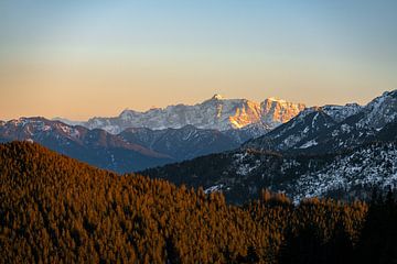 letze Sonnenstrahlen beim Sonnenuntergang auf die Zugspitze von Leo Schindzielorz
