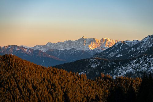 laatste zonnestralen bij zonsondergang op de Zugspitze