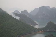 Ha Long Bay - Part II van Daniel Chambers thumbnail