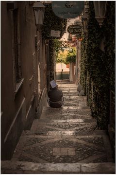 Taormina (Siciliaans: Taurmina)  Sicilië Italië.  rustende kok op trap fotoposter of  wanddecoratie van Edwin Hunter