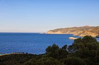 Kuststrook met de Kretenzische Zee bij zonsondergang op het eiland Kreta in de nazomer