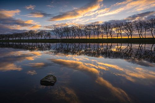 Weerspiegeling langs het kanaal
