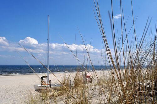 Catamaran en strandstoel op het strand van Heringsdorf