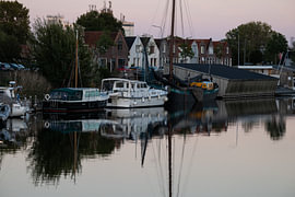 Abendlicht über dem Wasser von Middelburg von Werner Lerooy