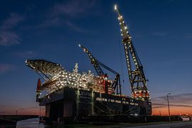 Holländische Pracht: Die größte Hebebühne der Welt, die Sleipnir von Heerema, liegt am Kai des Calan von Jaap van den Berg