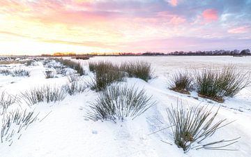 Coucher de soleil dans un paysage hivernal (Pays-Bas) sur Marcel Kerdijk