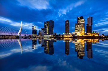 La Nieuwe Maas à Rotterdam, après le coucher du soleil, avec le pont Erasmus (Pays-Bas) sur Nele Mispelon