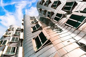 Fassade Architektur Gehry Bauten im Medienhafen Düsseldorf mit Himmel und Wolken