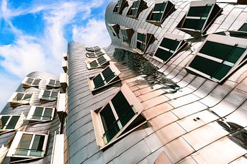 Façade Architecture Gehry Bâtiments dans le port Média Düsseldorf avec ciel et nuages sur Dieter Walther