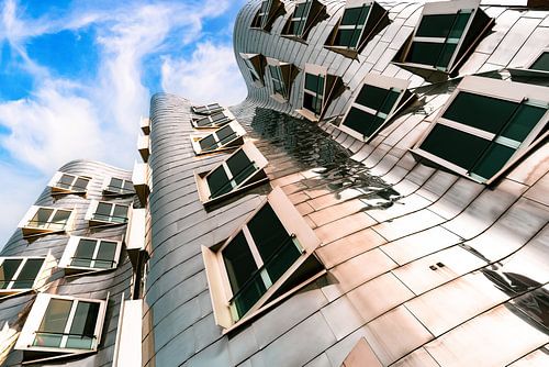Gevelarchitectuur Gehry-gebouwen in de Mediahaven Düsseldorf met hemel en wolken van Dieter Walther
