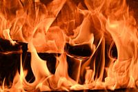 Flammen im Kamin als Nahaufnahme