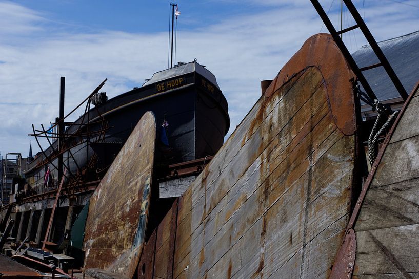 Schiffswerft mit Schwertern von Hans Lok