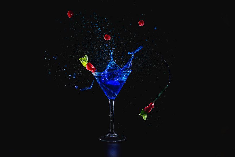 Blauwe cocktail spetters, blue cocktail splash van Corrine Ponsen