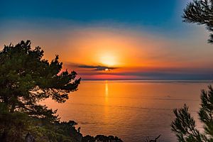 Idyllischer Sonnenuntergangshimmel mit schönem Sonnenlicht über dem Meer von Alex Winter