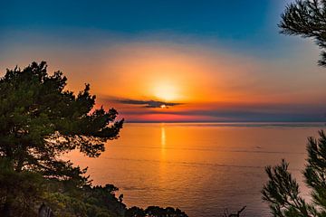Idyllische zonsondergang hemel met prachtig zonlicht over de oceaan van Alex Winter