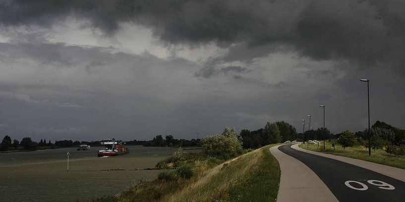 Wolken boven de Lek by Rob Hendriks