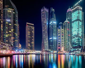 Cayan Tower in Dubai Marina 's nachts van Rene Siebring