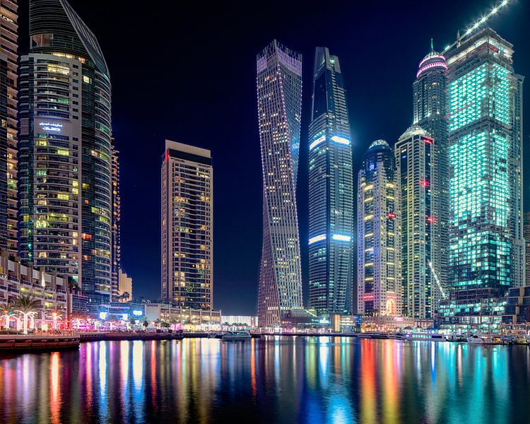 Cayan Tower in Dubai Marina 's nachts van Rene Siebring