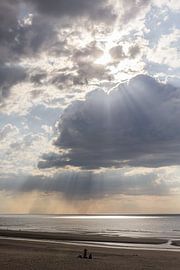 Une lumière dans les nuages – Deux personnes sur la plage sur Nina Thilo