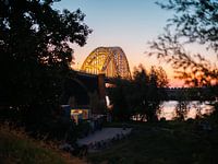 Waalbrug bij zonsondergang