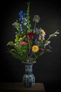 Blumenstillleben in einer Vase: Blumenfreude in Delfter Blau