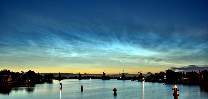 Lichtende Nachtwolken Zaanse Schans van Patrick Hartog