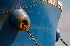 Ankerketten-Gewölbelöcher eines Seeschiffs im Hafen von Amsterdam. von scheepskijkerhavenfotografie