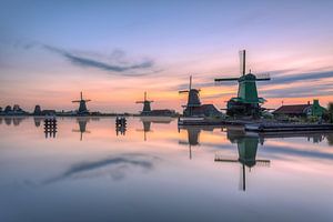 Windmolens in Zaanse Schans in Nederland van Michael Valjak