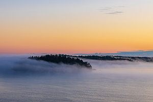 Inseln im Schärengarten mit Nebel und Sonnenaufgang vor Stockho