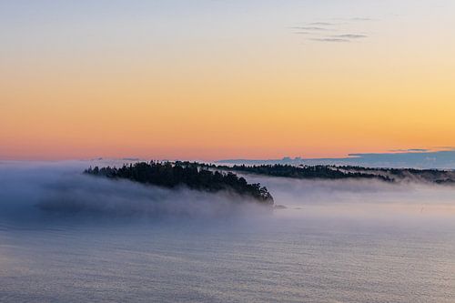 Eilanden in de archipel met mist en zonsopgang bij Stockho
